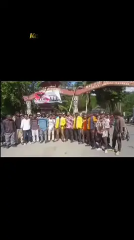 ‎PERNYATAAN SIKAP Dan HIMBAUAN UMUM ‎ ‎DARI MPM, BEM, DAN DPM BEM 9 FAKULTAS UNIVERSITAS CENDERAWASIH ‎SERTA BEM SE-KOTA STUDI JAYAPURA ‎ ‎Dengan ini kami Majelis Permusyawaratan Mahasiswa (MPM), Badan Eksekutif Mahasiswa (BEM), dan Dewan Perwakilan Mahasiswa (DPM BEM) dari 9 Fakultas di lingkungan Universitas Cenderawasih, bersama seluruh BEM se-Kota Studi Jayapura, menyampaikan HIMBAUAN UMUM kepada seluruh mahasiswa, organisasi kemahasiswaan, UKM, cipayung-cipayung serta seluruh elemen masyarakat pemuda Papua, untuk turun aksi demonstrasi secara damai dan bermartabat atas tindakan pembakaran Mahkota Cenderawasih oleh pihak Balai Konservasi Sumber Daya Alam (BBKSDA) Papua. ‎ ‎Tindakan tersebut merupakan penghinaan dan pelecehan terhadap simbol budaya dan identitas masyarakat Papua, yang seharusnya dijaga dan dihormati sebagai bagian dari jati diri Orang Asli Papua (OAP). Kami menilai bahwa perbuatan tersebut telah: ‎ ‎1. Melukai hati seluruh masyarakat Papua. ‎ ‎2. Menunjukkan bentuk ketidakpekaan terhadap nilai-nilai adat dan budaya lokal. ‎ ‎3. Mengabaikan prinsip penghormatan terhadap simbol-simbol kearifan lokal. ‎ ‎Untuk itu, kami menyerukan kepada seluruh mahasiswa dan elemen masyarakat Papua untuk Turun ke jalan menyuarakan keadilan dan harga diri bangsa Papua.Menuntut pertanggungjawaban resmi dari pihak BBKSDA Papua. Menolak segala bentuk pelecehan terhadap simbol adat dan budaya Papua. Melaksanakan aksi dengan tertib, damai, dan bermartabat. ‎ ‎Demikian himbauan ini kami sampaikan sebagai bentuk kepedulian dan tanggung jawab moral terhadap marwah dan kehormatan masyarakat adat Papua. ‎ ‎Hidup Mahasiswa! ‎Hidup Rakyat Papua! ‎Hidup Cenderawasih!  ‎Papua Merdeka!  ‎ ‎TTD: ‎MAJELIS PERMUSYAWARATAN MAHASISWA (MPM) UNCEN ‎BADAN EKSEKUTIF MAHASISWA (BEM) DAN DPM BEM 9 FAKULTAS UNCEN ‎BEM SE-KOTA STUDI JAYAPURA