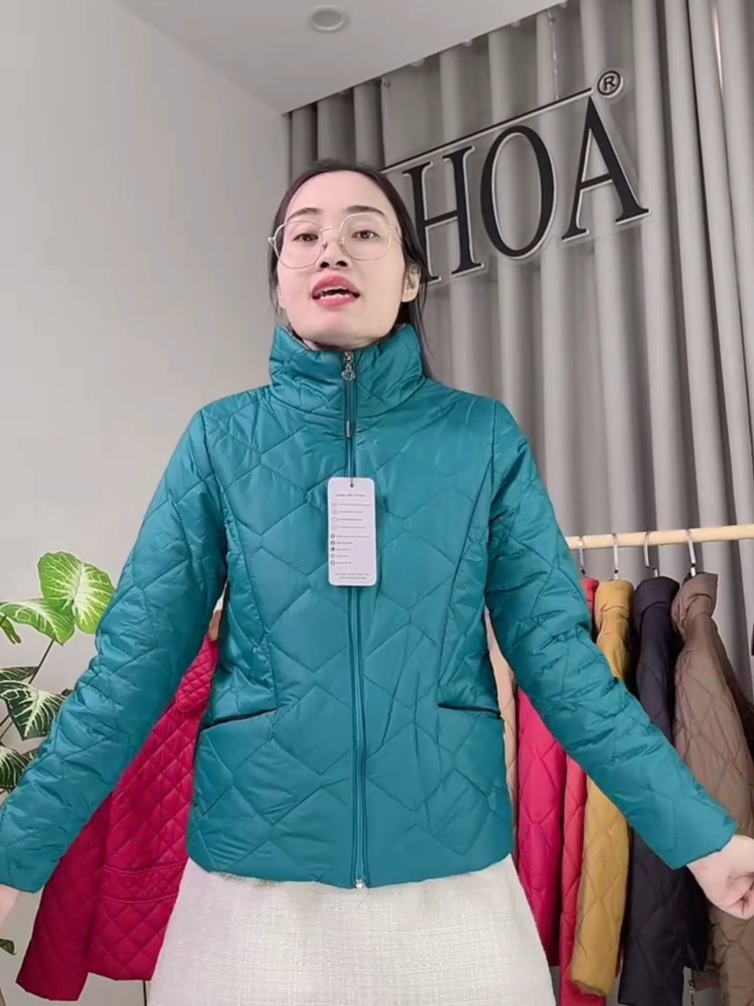 Gió mùa về rồi, rinh ngay áo phao siêu nhẹ đi chị em ơi. #AHOA #ahoa #thoitrang #thoitrangnu #aonu #thoitrangtrungnien #aophao #aokhoac #aogile #giare #fyp
