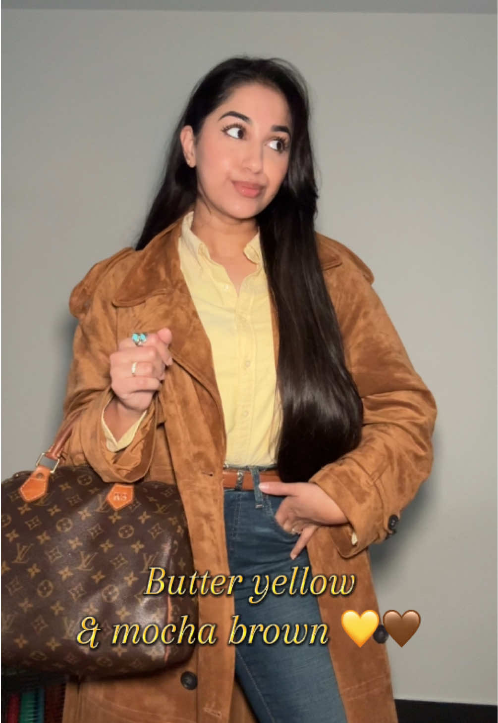 Why says butter yellow and mocha brown is a bad combo?💛🤎 Een pastelkleurig @Ralph Lauren overhemd gecombineerd met @Levi’s bootcut jeans, een suede @BERSHKA trenchcoat en bruine suede @H&M laarzen.  #fashion #falloutfit #autumnoutfits #butteryellow #OOTD 