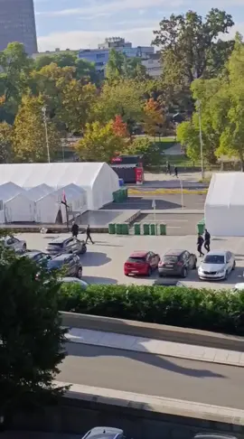 Ovako je počelo u ćacilendu u 10:19 Neko je pucao iz vatrenog oružja i onda kenuo i požar iznutra @Marinika Tepić 