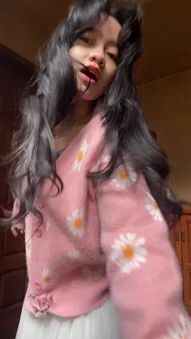 ayahku slalu bilang aku lebih cocok tanpa poni, tapi org-org bilang sebaliknya… dan aku jadi sadar ayah pengen aku embrace jidat lapangan sepakbola ini #centyl 🤙🏻🙂‍↕️💅