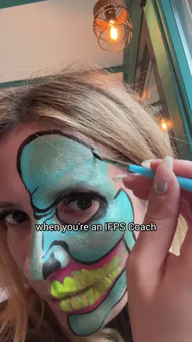 That wonderful moment when you start having friends from all around the world ❤️… and nothing compares to painting your face with them in restaurant! Thank you so much, Laura @colourmebodyart for visiting us! It was such a pleasure to meet you in person. It felt like we’ve known each other since forever. We really hope to see you soon again❤️. Many thanks to my Romania girlies, @radsimona17 and @ivonasmagiccolors too for taking such a good care of me and giving me all the positive energy I needed. Spoiler alert: we actually met on Monday again, but that’s a story for another time 😜😂. #facepainting #picturapefata #ifpspowerhouse #ifpscoach #facepainterlife  