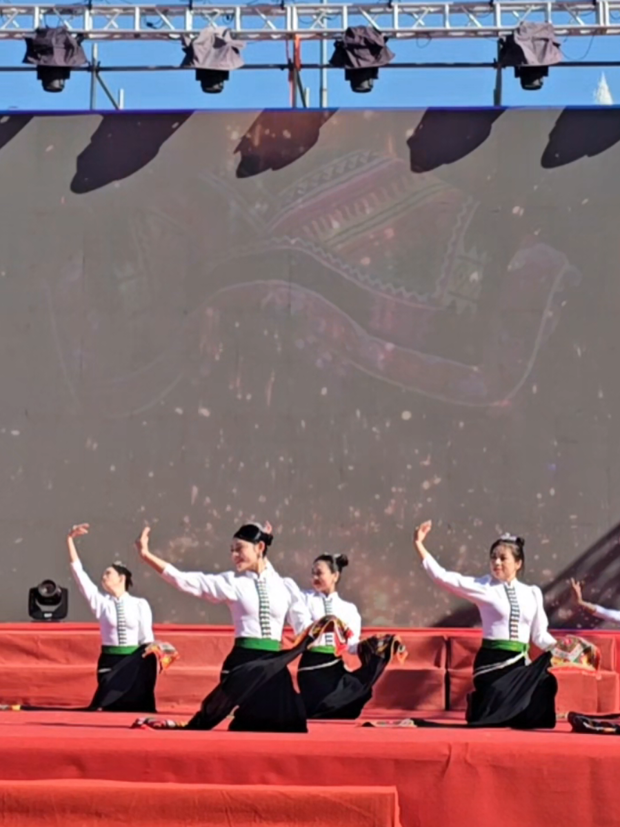 Múa Thái: Sắc Hoa Tình Em Thể hiện: Phường Chiềng Cơi Liên Hoan Nghệ Thuật Xoè Thái tỉnh Sơn La 2025 #muathai #26 #tâybắc #tuyenquanutb #sơnla 