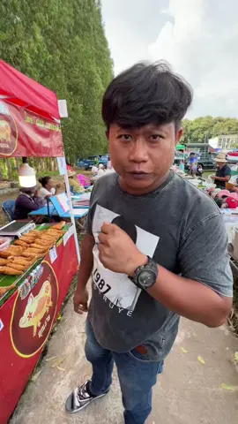 กรอบลั่น!! หมูกรอบ ตลาดนัด อ.ศรีเชียงใหม่ จ.หนองคาย แซ๊บซ๊าบ อีหลี้ ข่อยลองหล๊ะ!!  ✌️🤤 #ผู้การต้มแซ่บ 