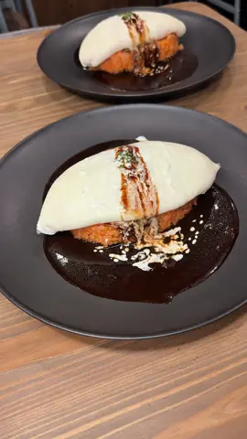 黄身が溢れる真っ白のオムライス🍳 白いオムライス 1760円 🍚店名: 食堂デイズ 住所: 京都府京都市下京区河原町通四条下ル2丁目稲荷町330-3 しきさい河原町ビル 2F 最寄駅: 河原町駅から徒歩5分 営業時間：11:30〜14:30 18:00〜21:30 定休日：水曜日、木曜日 #京都グルメ#Japanesefood#tiktokfood