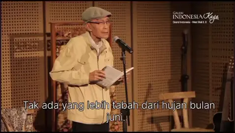 puisi Hujan bulan Juni -sapardi joko dhamono tak ada yang lebih tabah dari hujan bulan Juni dirahasiakannya rintik rindunya kepada pohon berbunga itu tak ada yang lebih bijak dari hujan bulan Juni dihapusnya jejak-jejak kakinya yang ragu-ragu di jalan itu tak ada yang lebih arif dari hujan bulan Juni dibiarkannya yang tak terucapkan diserap akar pohon bunga itu source:Indonesia kaya voice:sapardi joko dhamono #puisi #poetry #hujanbulanjuni 