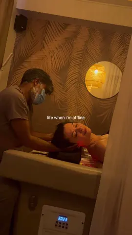 Mi-am dorit să încerc procedura de Head Spa de când am auzit că avem așa ceva în Cluj-Napoca. Recunosc, am așteptat cu nerăbdare ziua programării și am presimțit că îmi va plăcea, dar nici nu m-am gândit ce experiență voi trăi. Head Spa e un ritual complex de care fiecare dintre noi ar  trebui să se bucure și include spălarea păruluicu produse Nashi, masajul feței, scalpului, zonei cervicale, a pieptului și a mâinilor. Este realizat de personal specializat - terapeuți asiatici, care pe mine m-au surprins prin respectul oferit, atenția la detalii. 90 de minute, atât durează acest ritual de care eu m-am bucurat nespus. Lumina difuză și muzica în fundal m-au ajutat să mă deconectez de la tot. Iar terapeutul m-a făcut să mă relaxez pe deplin. Aș repeta această experiență pentru că m-am simțit cu adevărat relaxată la final și senzația de bine am resimțit-o câteva zile bune.  Din punctul meu de vedere, reprezintă cel mai frumos cadou pe care îl poți oferi cuiva drag. Optează pentru un cadou de tip ”gift card” - îți garantez că va fi cel mai apreciat cadou. *Ritualul Head Spa este ideal pentru cupluri sau un moment de răsfăț și relaxare alături de o persoană dragă. . #EverestEnvySpa #ritualHeadSpa #momentedecuplu 