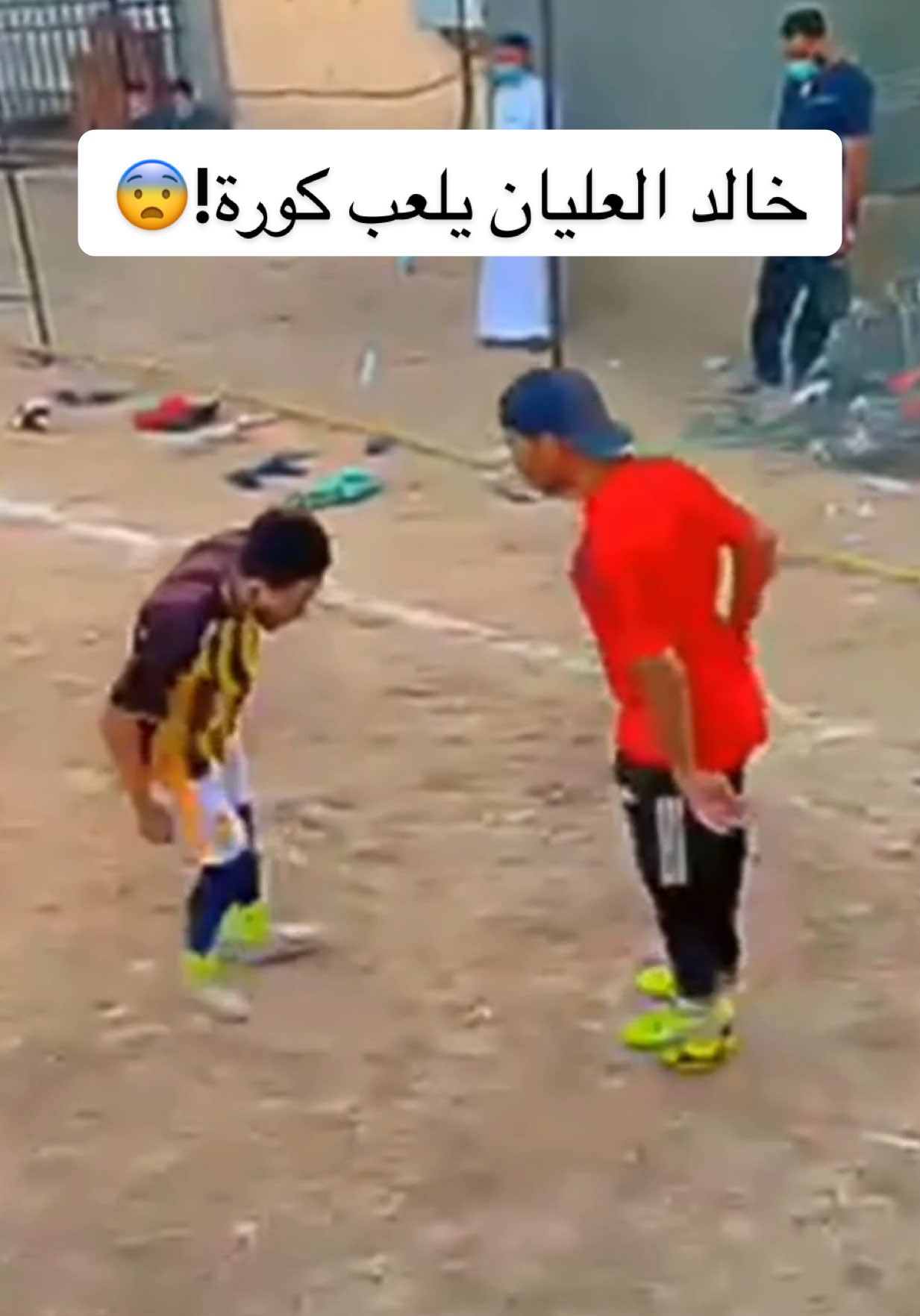 خالد العليان طفل كان حلم حياته ان يصبح نجماً في سماء كرة القدم العالمية ويحقق المنجزات مع ناديه ومنتخب بلاده متاثرا بمجتمعه وشعب بلاده الشغوف في كرة القدم ومحيطه الكروي في حي مشرفة بـ جدة التي تتنفس كرة القدم ولا ننسى الطالب الذي كان يراه يوميا في نفس مدرسته (متوسطة الامام الشعبي)  كابتن المنتخب السعودي فهد المولد شفاه الله الذي شق طريقه ذاك الوقت و كان يلعب في ناشئين الاتحاد كل ماحول خالد كان متعلق بـ كرة قدم لكن في سن السادسة عشر وهو يعمل في موسم الحج لخدمة ضيوف الرحمن والحصول على دخل والاعتماد على نفسه ومساعدة عائلته ، صدمته دراجة نارية ،طار خالد في الجو وطارت احلامه سقط ارضاً تناثرت الدماء ولم يعلم بان احلامه التي تناثرت لم يشعر بشيء حتى الان ، اجتمع المارة عليه وهو ملقى في الشارع ،زميله كان يحاول تهدأته وخالد لم يرغب النظر الى قدمه ولايعلم ماهي الحالة حتى وصل الاسعاف الذي نقله الى المستشفى وحينها كان الخبر الصادم قطع في وتر القدم اليسرى 