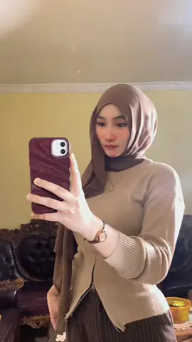 ihiyyy outfit gemayy lagii dan lagi knitt kesayangann kitaa🤎😛