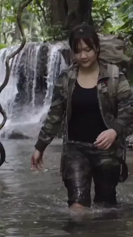 The girl alone makes a shelter in the trunk of an ancient tree 💜#Outdoors  #camping  #survival #betamreview 