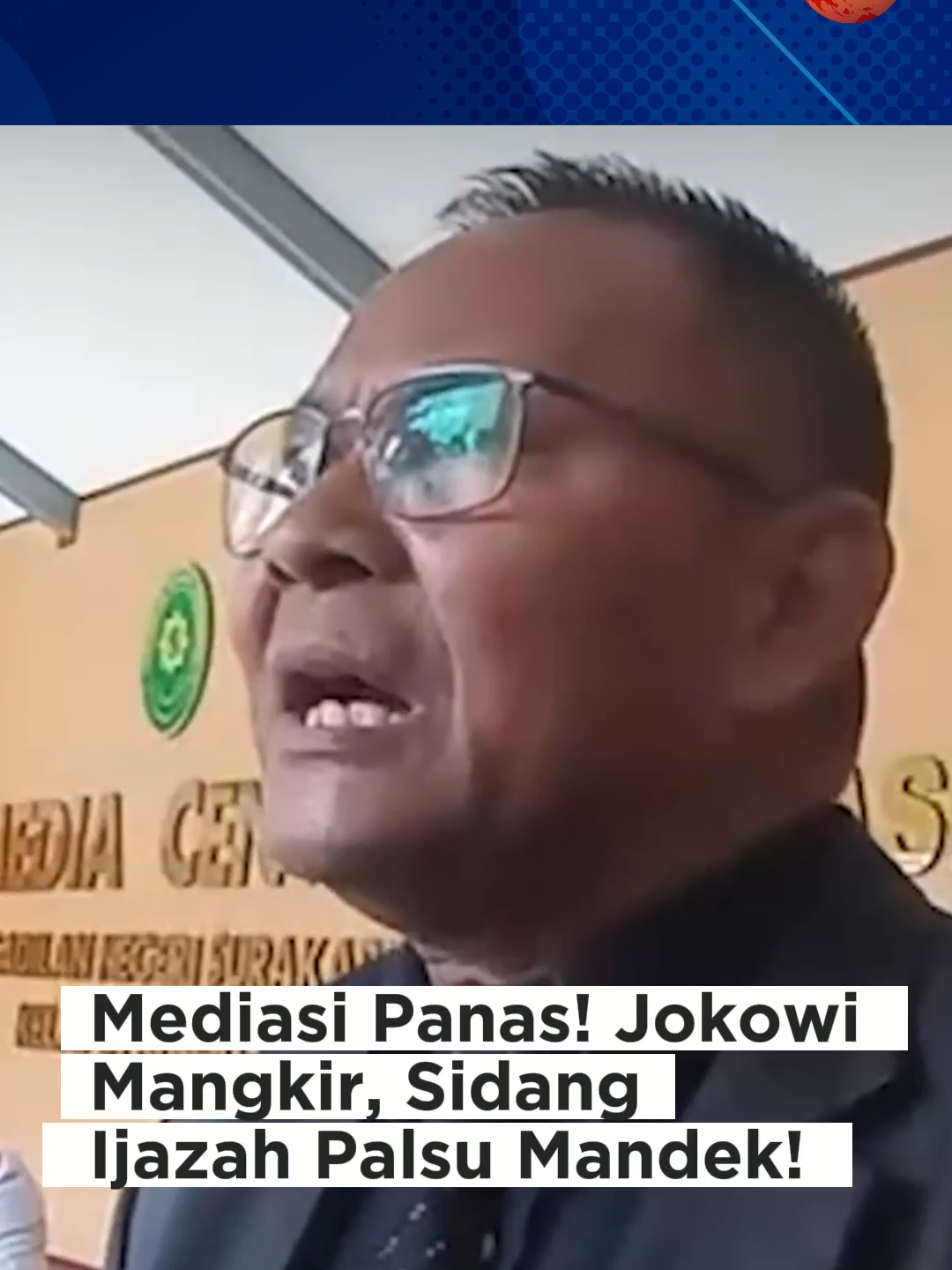 Mediasi Panas! Jokowi Mangkir, Sidang Ijazah Palsu Mandek! Sidang mediasi gugatan Citizen Lawsuit (CLS) terkait dugaan ijazah palsu Presiden ke-7 Joko Widodo (Jokowi) kembali digelar di Pengadilan Negeri (PN) Solo, Selasa (21/10). Mediasi yang dipimpin oleh Dara Pustika Sukma, dosen Fakultas Hukum Universitas Sebelas Maret (UNS), belum mencapai titik temu karena ketidakhadiran Jokowi sebagai tergugat satu. Absennya Jokowi membuat proses mediasi terancam mengalami deadlock, meski pengadilan memastikan upaya mediasi akan kembali dilanjutkan pada pekan depan. #jokowi #bitv #newsbitv #beritahariinibitv #bitvonline