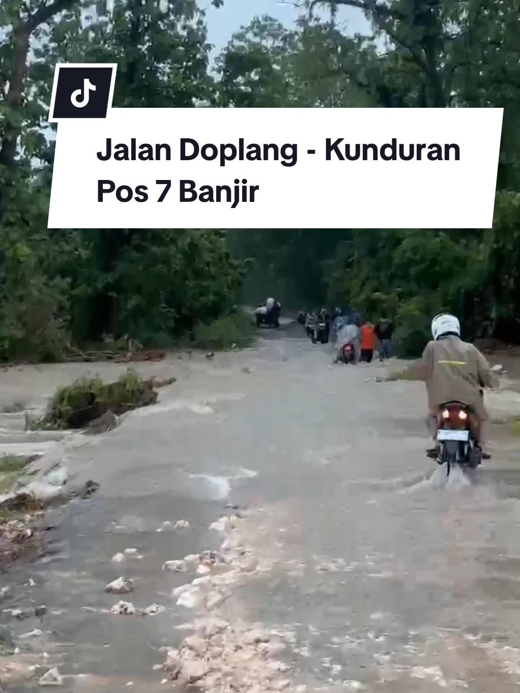 Hati - hati yang mau melintas jalan Doplang kunduran tepatnya di Pos 7 saat ini banjir  #infojati #blora24jam #masukberanda #banjir 