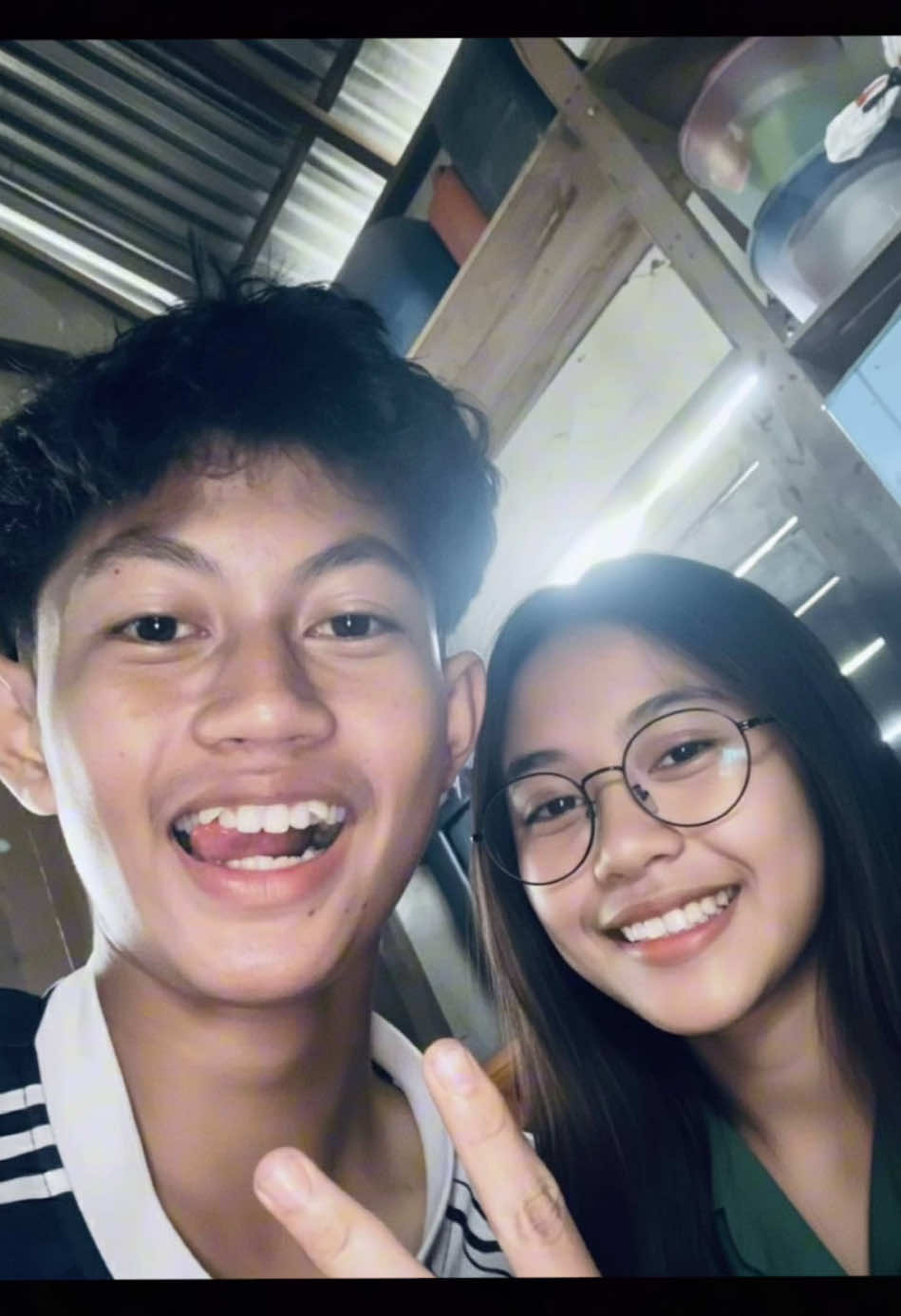 Replace the ai photos of beautiful women and make this ai photo tutorial that turns a photo man into a beautiful woman.Tutorial foto Al buat bah orang di sebelah jadi cewek Asia Tenggara yang cantik Hung dân tao ânh Al bién ngudi bên * canh thành cò gái Döng Nam Á xinh dep - ai gemini photo prompt gemini ai Photo Trends ChatGPT photo trends prompt gemini ai copy paste text gemini text gemini ai prompt trend  #capcutpioneer #capcutforus #capcut 