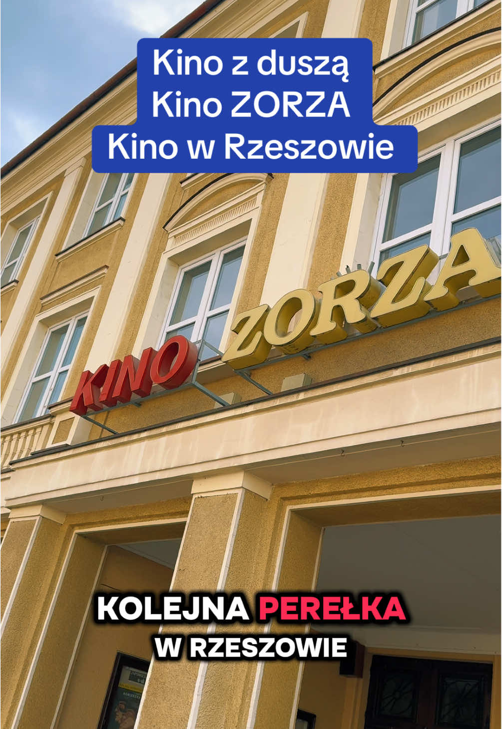 🎬✨ Kolejna perełka w Rzeszowie – czyli Kino Zorza! Kino z duszą, które musisz koniecznie zobaczyć 🎞️ Otwarte w sierpniu 1956 roku — pierwsza projekcja odbyła się 28 sierpnia 1956 r. (prawdopodobnie western) — to jedno z najstarszych kin w Rzeszowie, które działa nieprzerwanie.   Znajduje się w pięknej kamienicy przy ul. 3 Maja, w samym sercu miasta.   Kino dysponuje salą widowiskową na 518 miejsc oraz dwiema kameralnymi salami po 44 miejsca każda.   W jego wnętrzu czuć klimat dawnego kina, połączony z nowoczesną technologią – projektor laserowy 4K, system dźwięku Dolby Digital…   Jeśli szukasz miejsca pełnego historii, magii filmu i wyjątkowego klimatu – „Zorza” jest idealnym miejscem na seans, spotkanie z przyjaciółmi lub wyjątkowy wieczór 🎥❤️ #kin#kinozorzae#rzeszówl#filmoweszaleństwon#kinodusznyn#kanalkulturalnye@Rzeszów RP (OFFICIAL)