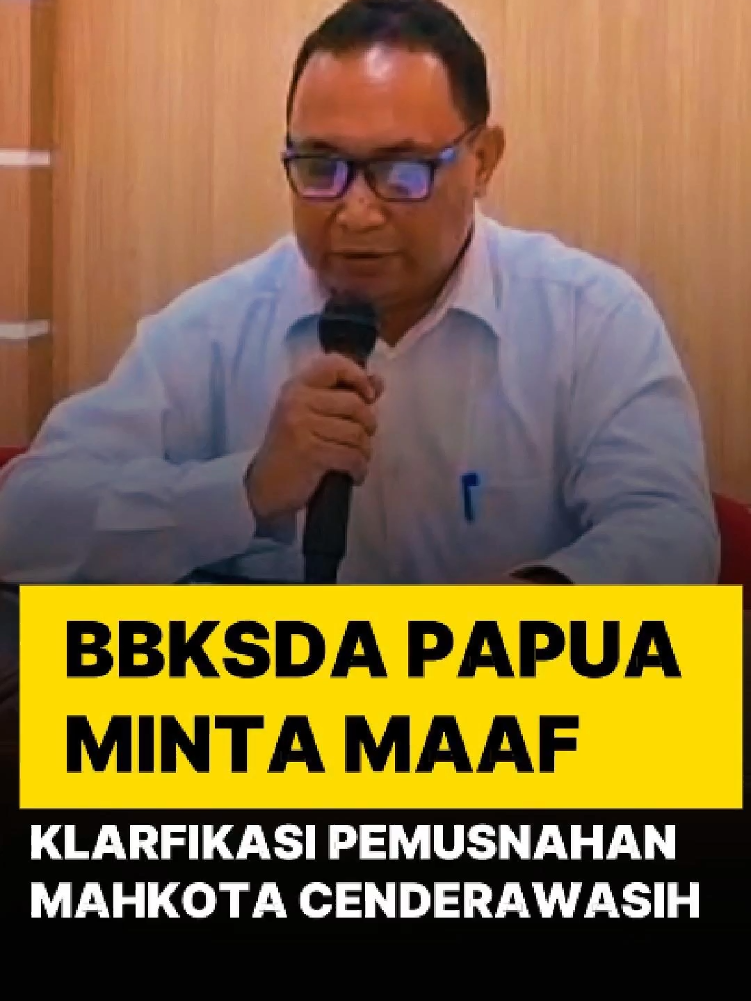 Balai Besar Konservasi Sumber Daya Alam (BBKSDA) Papua memberikan klarifikasi dan menyampaikan permohonan maaf atas pemusnahan mahkota burung Cenderawasih yang viral di media sosial dan memicu kontroversi di tengah masyarakat Papua.   Kepala BBKSDA Papua, Jhony Santoso Silaban, menegaskan bahwa tindakan pemusnahan bukanlah bentuk pengabaian terhadap nilai budaya atau pendidikan masyarakat Papua.  Langkah tersebut dilakukan semata-mata untuk penegakan hukum dan perlindungan satwa liar sesuai ketentuan undang-undang konservasi.  #Papua #mahkotacendrawasih #pemusnahan #JhonySantosoSilaban #jccnetwork