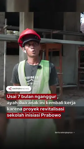 Program revitalisasi sekolah dari Presiden Prabowo tak hanya bantu dunia pendidikan, tapi juga hidupkan ekonomi rakyat!  Seperti Saiful yang tinggal di sekitar SDN Karawang Kulon III, ia bersyukur akhirnya bisa bekerja lagi setelah 7 bulan menganggur.  Adanya program ini membuatnya kini bisa memenuhi kebutuhan hidup keluarganya dari gaji yang ia dapat. Ia pun berharap program ini terus diperluas agar makin banyak warga terbantu.    #RevitalisasiSekolah #ProgramPrabowo #EkonomiRakyat #Karawang #renovasisekolah 