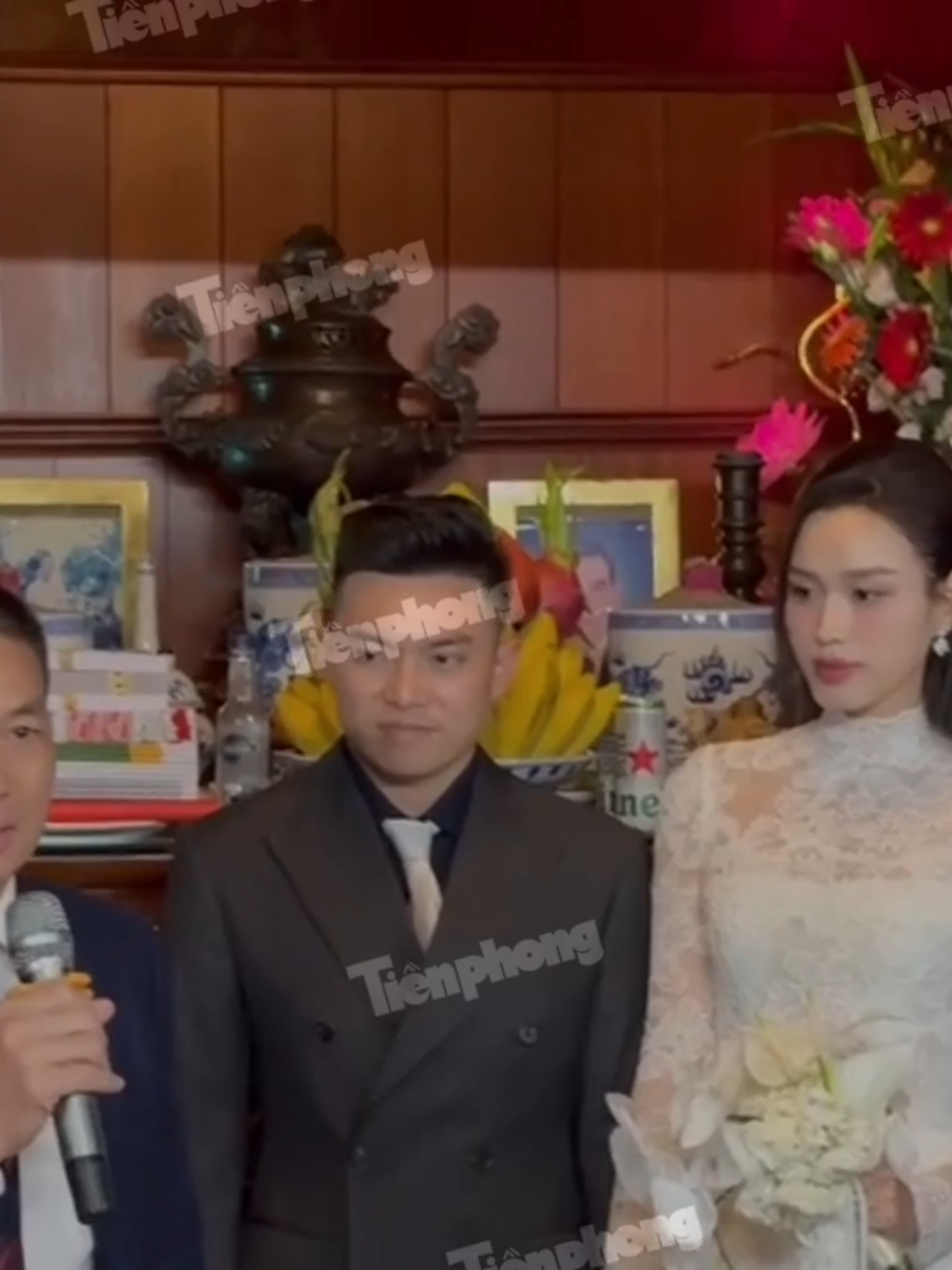 Khoảnh khắc doanh nhân Viết Vương hôn Hoa hậu Đỗ Thị Hà TPO - Khoảng hơn 8h sáng 22/10 , cô dâu Đỗ Thị Hà theo chú rể Viết Vương lên xe hoa về Quảng Trị. Hai người làm lễ gia tiên ở nhà chú rể, nghe phụ huynh hai bên phát biểu, dặn dò. #tienphong