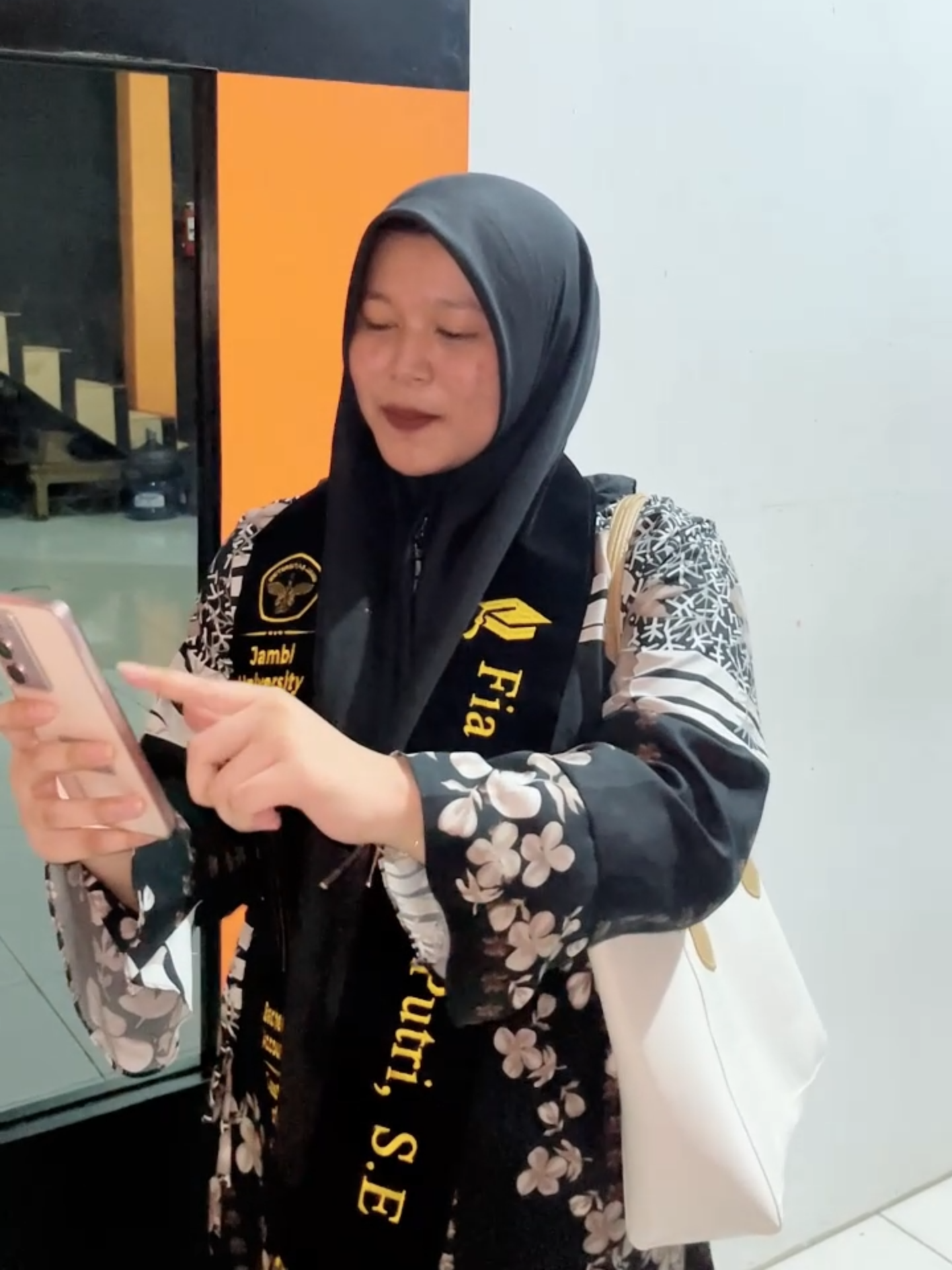 Berasa seleb dadakan 😁😎 #selempangsempro #selempangsidang #selempangwisuda #bordirselempang #selempangkalung