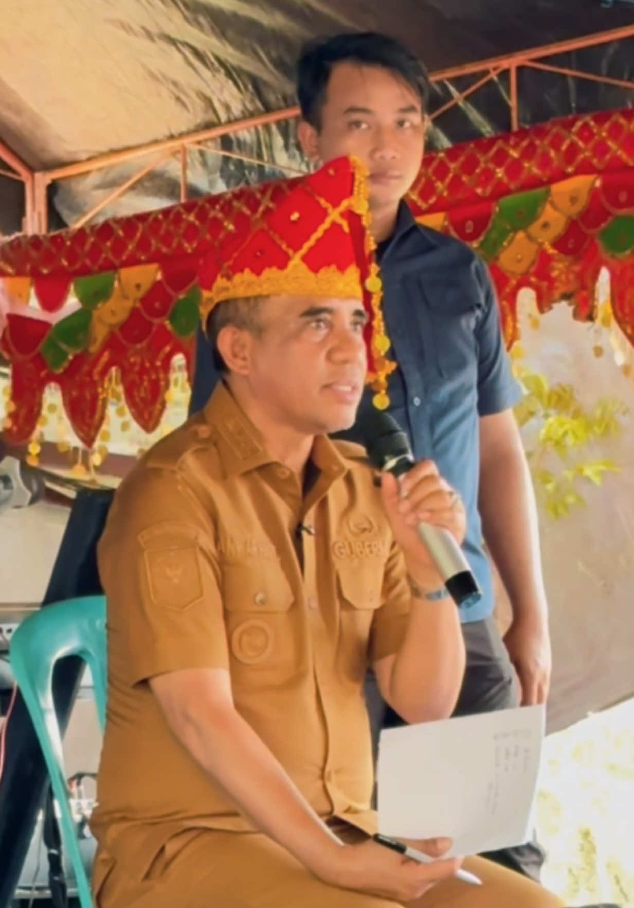 Setelah bertahun-tahun bayang-bayang konflik menghantui warga Laranggarui, akhirnya cahaya perdamaian menyinari Kota Palu. Di tanah yang dulu menjadi sumber perselisihan, kini tumbuh kembali harapan dan rasa persaudaraan. Warga Laranggarui dan PT Citra Palu Mineral (CPM) sepakat berdamai, menutup lembar panjang sengketa lahan eks HGB yang telah lama menguji kesabaran banyak pihak. Senin, 20 Oktober 2025, menjadi hari yang akan diingat sebagai momentum kebersamaan. Di tengah kebun warga, lebih dari seribu orang berkumpul dalam syukuran massal. Sebuah bukti bahwa dialog dan keikhlasan selalu membuka jalan menuju kebaikan. #sulawesitengah #sulteng #anwarhafid #palu 