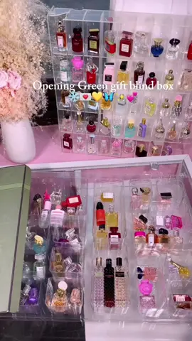 Opening Green gift blind box.😍🥰#perfumes #parfumviral #perfumetiktok #parfum #miniperfumes 