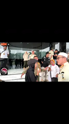 Mahasiswa dan Aktivis Lingkungan Gruduk Gudhas Village, Desak Pemkot Jambi Tegas Soal Pelanggaran Tata Kota Jambi, 22 Oktober 2025 — Suasana di kawasan pusat kota Jambi memanas siang tadi ketika puluhan mahasiswa dan aktivis lingkungan menggelar aksi damai menuntut penegakan aturan tata ruang dan bangunan terhadap proyek pagar Gudhas Village yang diduga melanggar ketentuan izin mendirikan bangunan (IMB). Aksi dimulai di depan area Gudhas Village, di mana massa menilai pembangunan pagar tersebut tidak sesuai dengan aturan tata kota dan garis sempadan bangunan. Mereka kemudian bergerak menuju Kantor Wali Kota Jambi untuk menyampaikan tuntutan langsung kepada Wali Kota Maulana. Namun, upaya itu tak membuahkan hasil — baik Wali Kota Jambi Maulana maupun Sekda dikabarkan sedang menghadiri kegiatan resmi di Medan dan Kabupaten Muaro Jambi. Situasi sempat memanas di depan Kantor Wali Kota. Perdebatan terjadi antara perwakilan aktivis lingkungan yang dikoordinatori oleh Rhisma dengan pihak Satpol PP Kota Jambi. Meski sempat tegang, suasana akhirnya mencair setelah kedua pihak sepakat melakukan hearing di Kantor Satpol PP Kota Jambi. Dalam forum tersebut, hadir Kasat Pol PP Kota Jambi, perwakilan dari Dinas PUPR Kota Jambi, serta sejumlah aktivis dan media. Dari hasil hearing, disepakati bahwa persoalan pagar Gudhas Village akan diselesaikan dalam waktu satu minggu, dengan Satpol PP dan Dinas PUPR berkomitmen melakukan pemeriksaan dan penegakan aturan sesuai ketentuan. Para peserta aksi menegaskan bahwa tuntutan mereka bukan sekadar soal pagar, melainkan bentuk protes atas lemahnya pengawasan dan transparansi Pemkot Jambi dalam urusan tata ruang dan bangunan. “Ini bukan hanya soal satu proyek. Ini tentang keadilan tata kota dan penegakan hukum yang jangan tajam ke bawah tapi tumpul ke atas,” tegas Rhisma di hadapan media. Selain itu, massa juga mendesak Wali Kota Jambi untuk bertanggung jawab secara moral dan administratif atas dugaan pembiaran pelanggaran pembangunan di kota tersebut. Mereka meminta Pemkot membuka data publik terkait izin bangunan, retribusi, dan pajak dari proyek-proyek seperti Gudhas Village, Helen Play Mart, dan Wiltop Hotel. Aksi damai ini mendapat dukungan dari sejumlah organisasi mahasiswa dan elemen masyarakat sipil. Mereka berencana terus mengawal hasil hearing hingga batas waktu satu minggu yang telah disepakati bersama. “Kalau dalam seminggu tidak ada tindakan nyata, kami akan kembali turun ke jalan,” ujar salah satu orator dengan lantang. Hingga sore hari, situasi di Kantor Wali Kota Jambi kembali kondusif. Namun, gelombang desakan agar pemerintah bersikap transparan dan tegas terhadap pelanggaran tata kota dipastikan belum akan berhenti. #fypシ゚ #fy #fyppppppppppppppppppppppp #momon #walikota @semua 