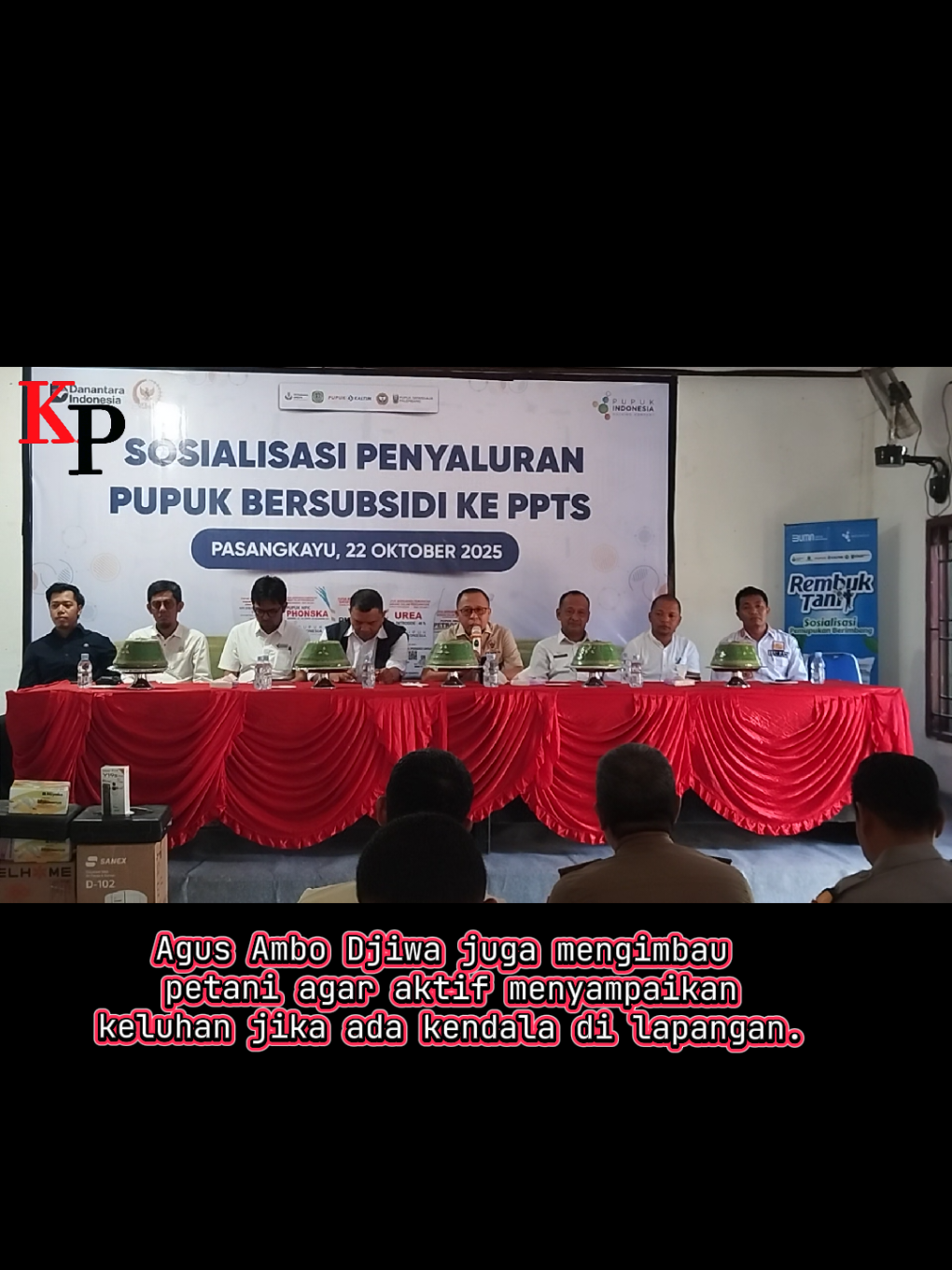 Kabarpasangkayu.com — Anggota Komisi IV DPR RI Daerah Pemilihan Sulawesi Barat, Dr. Ir. H. Agus Ambo Djiwa, M.P., menghadiri kegiatan Sosialisasi Penyaluran Pupuk Bersubsidi di Aula Kantor Camat Pasangkayu, Rabu (22/10/2025).  Kegiatan ini digelar untuk memastikan pupuk bersubsidi tersalurkan dengan baik dan mudah diakses oleh para petani. Kegiatan tersebut turut dihadiri oleh General Manager PT Pupuk Indonesia Regional IV Wisnu Ramadani, Manager Pupuk Sulsel II Muh. Hidayat Syam, serta Manager Pupuk Sulbar.  Hadir pula Asisten II Setda Pasangkayu Suhardi, yang juga menjabat sebagai Plt Kepala Dinas Pertanian, aparat TNI-Polri, pemerintah kecamatan, penyuluh pertanian, kelompok tani, hingga Lurah Pasangkayu. Lurah Pasangkayu dalam sambutannya memberikan apresiasi kepada Agus Ambo Djiwa yang dinilai konsisten memperjuangkan kepentingan petani melalui berbagai kebijakan pemerintah. Dalam kesempatan tersebut, Agus Ambo Djiwa menyampaikan  bahwa pemerintah telah mengalokasikan anggaran subsidi pupuk sebesar Rp46,8 triliun untuk tahun 2025.  Anggaran tersebut ditujukan untuk menyubsidi 9,55 juta ton pupuk, terdiri atas pupuk urea, NPK, organik, dan jenis lainnya, yang  disalurkan mulai 1 Januari 2025. “Subsidi ini diharapkan benar-benar dirasakan petani kecil. Kami di Komisi IV akan terus mengawal agar kebijakan ini berjalan tepat sasaran,” ujar Agus Ambo Djiwa. Mantan Bupati Pasangkayu dua periode itu juga mengimbau agar petani tak segan menyampaikan keluhan jika menemukan kendala di lapangan.  “Setiap persoalan harus segera dicari jalan keluarnya. Pemerintah, DPR, dan pihak terkait wajib hadir memberikan solusi,” tambahnya. Sementara itu, Wisnu Ramadani, General Manager PT Pupuk Indonesia Regional IV, menjelaskan bahwa pihaknya terus mendorong agar sosialisasi penyaluran pupuk bersubsidi dilakukan hingga ke tingkat titik serah (PPTS).  Lanjut Wisnu, mengungkapkan realisasi penyaluran di Kabupaten Pasangkayu telah mencapai 60 persen, dari total lebih dari seribu ton pupuk yang dialokasikan tahun ini. Wisnu juga berpesan kepada petani agar memanfaatkan pupuk bersubsidi secara tepat dan tidak menunda pengurusan kebutuhan menjelang musim tanam ketiga.  “Kami berharap koordinasi antara petani, kelompok tani, dan pemerintah daerah semakin kuat agar penyaluran berjalan lancar,” pungkasnya.* #sosialisasi #agusambodjiwa #dprri #kabarpasangkayu #sulbar 