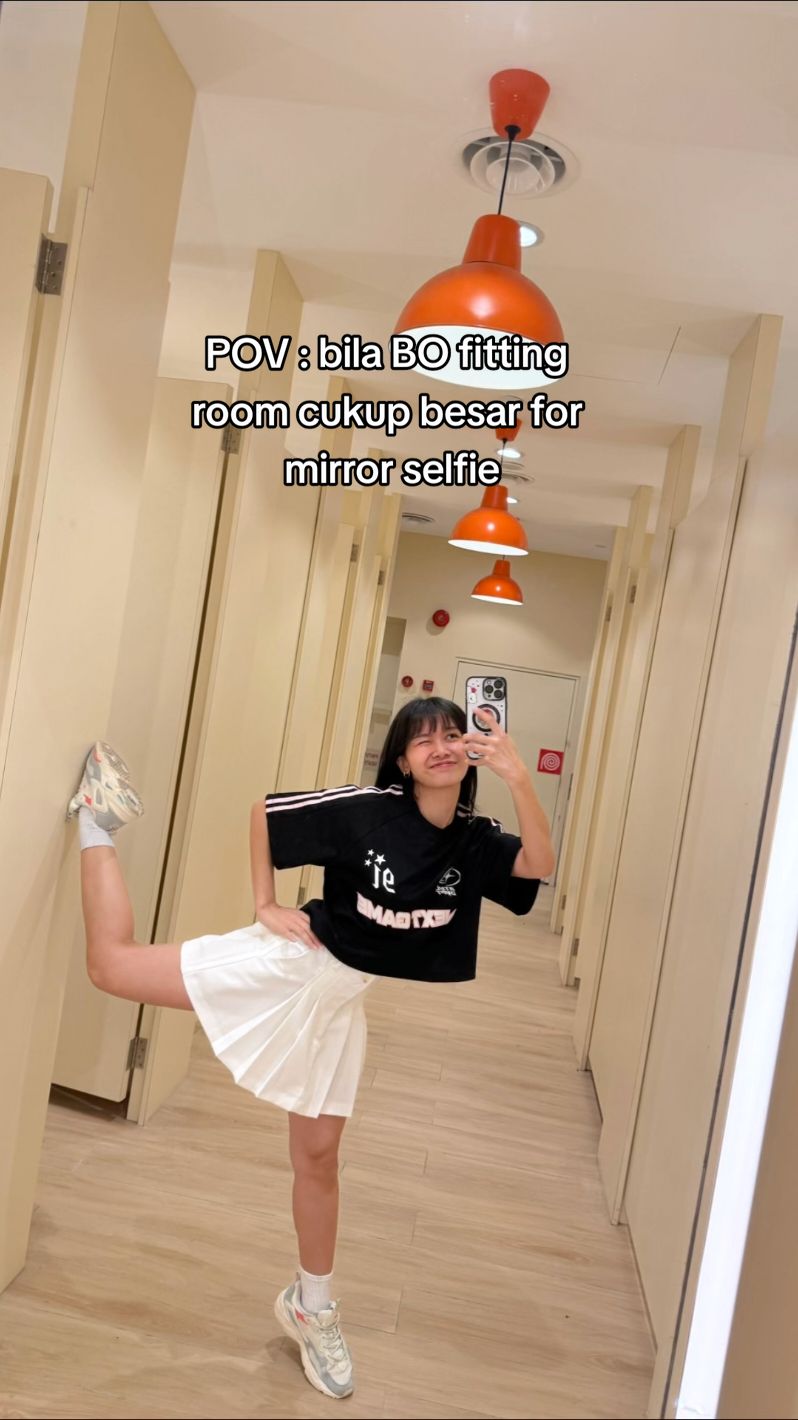 Mirror selfie sekarang pun kena letak banyak effort 🤪 #BrandsOutlet #Poses #OOTD #fypmalaysia #TikTokFashion #trendingoutfit 