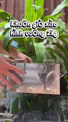 Khuôn giò xào hình vuông, được làm băng inox không lo rỉ, đảm bảo chắc chắn, an toàn. Đẹp mắt dễ vệ sinh tiện lợi. Đa dạng mẫu mã từ 2kg-3kg-5kg-7kg-10kg #khuôngioxaohinhvuong #xuhuong #xuongkhuongio #tktok 