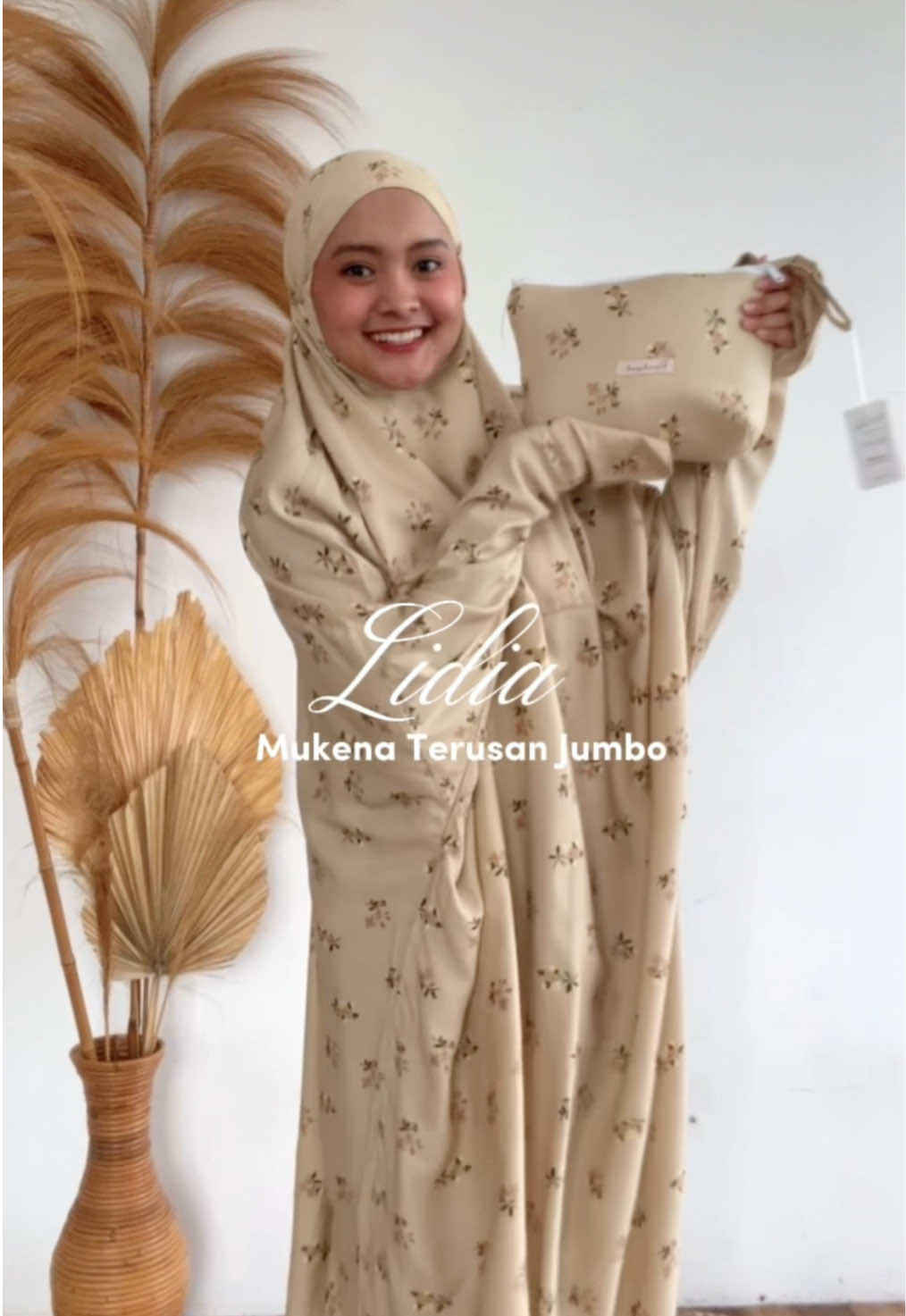 Tampil anggun dalam setiap sujud. Mukena terusan cantik, teman setia ibadahmu. ✨ #mukena #mukenaterusan #nyamanberibadah #mukenacantik #fouryoupage 