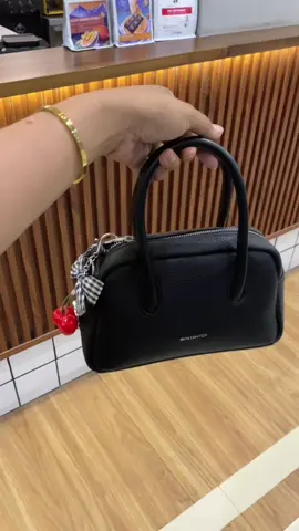 Sini yang suka tas simple tapi mewah buruan gas co terbaru nih 😍 #taswanita #taskekinian #fyppppppppppppppppppppppp 