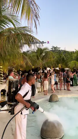 Nightlife in Bali >>> , si vous voulez des tips pour Bali, abonnez vous ☺️ #digitalnomad #travel #bali #balinightlife #nightlife 