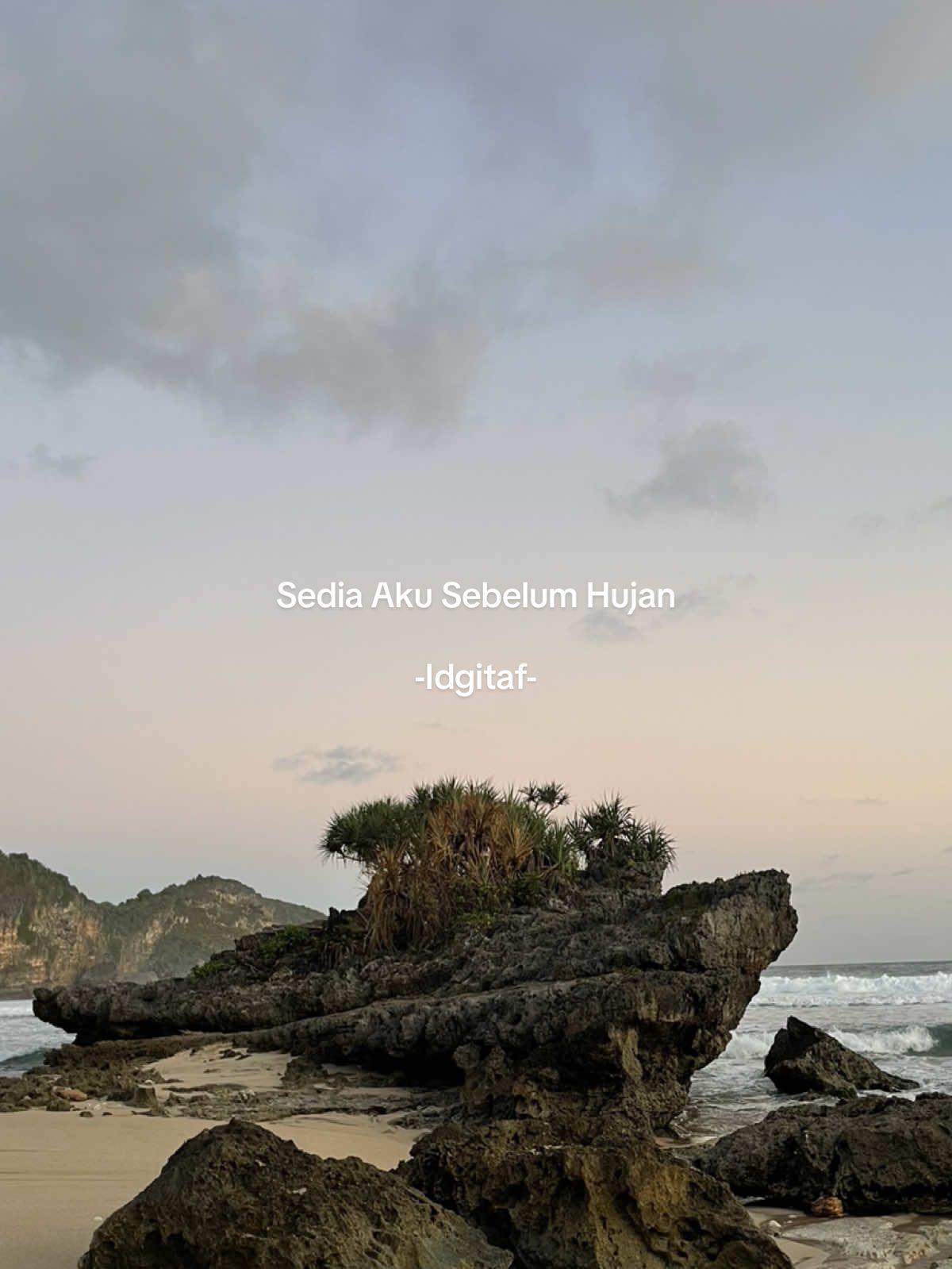 Sudah paham kan, sejauh ini? Di tepian, keras suara air beradu batu, mendengung melodi lagu favorit. Merayakan diri yang sedang senangi senang orang tersayang, mengupah lelah dengan senyum rekah.  Berharap berulang gulir seperti ombak, berujung jauh seluas pandang samudra. Semoga. 🎧 Sedia Aku Sebelum Hujan - @Idgitaf  #sediaakusebelumhujan #fyp #videolirik #laguviral 