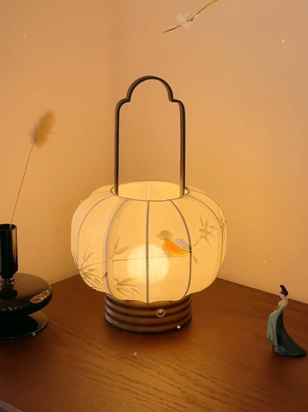 ​Thắp lên một vầng trăng thơ mộng giữa không gian của bạn. ​Chiếc đèn lồng này không chỉ là một vật chiếu sáng, mà là một tác phẩm nghệ thuật mang đậm hơi thở cổ điển. Từng nét vẽ chim, hoa, trúc trên nền lụa, kết hợp cùng ánh sáng vàng ấm áp, tạo nên một không gian thiền định, an yên. ​Nơi để bạn sống chậm lại, thưởng một tách trà và tìm về sự tĩnh tại trong tâm hồn #staticatelier #decor 