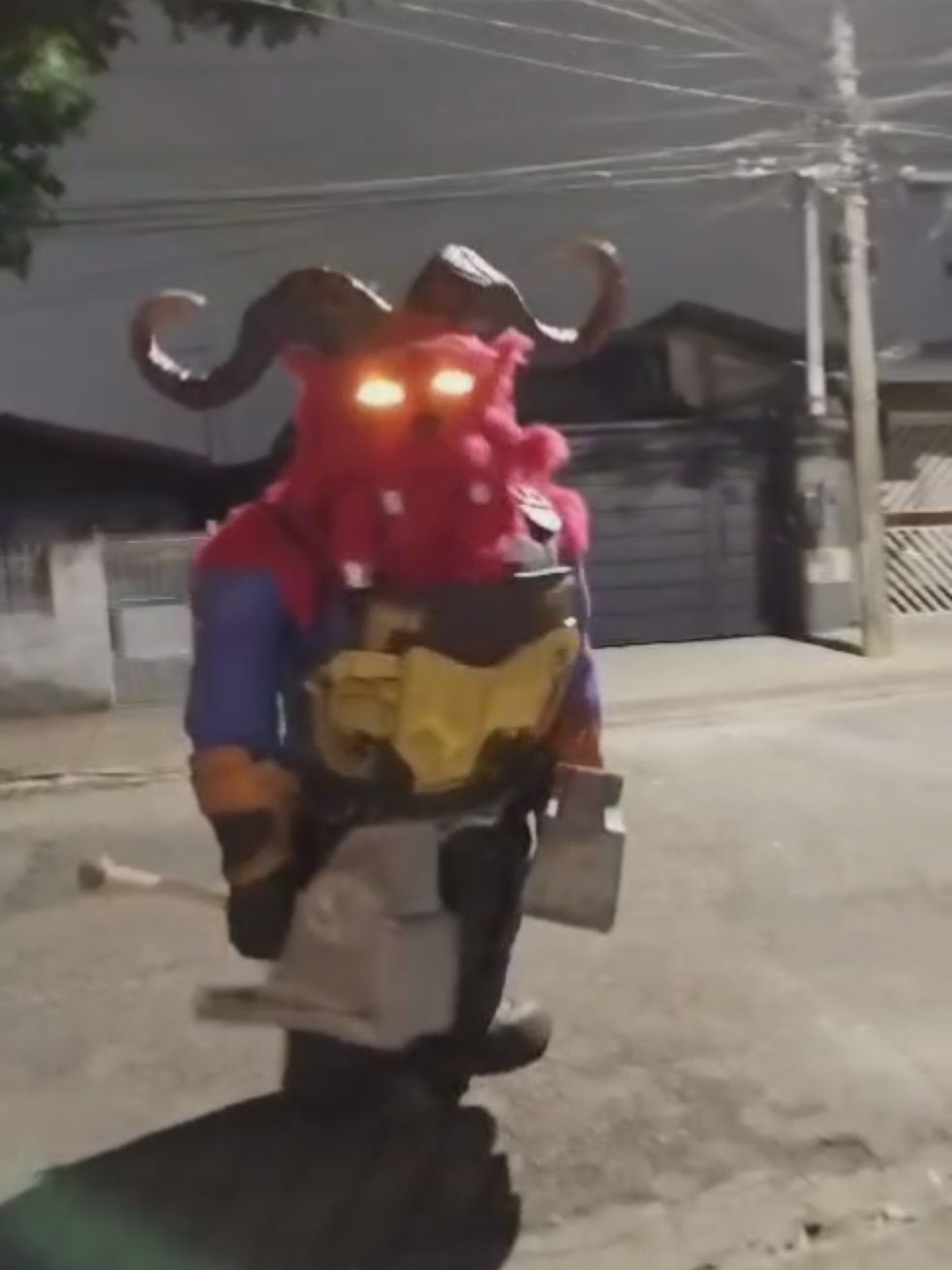 testando a movimentação do Bodão de fogo Ornn. #cosplay #lol #ornn #cosmaking #puppet 