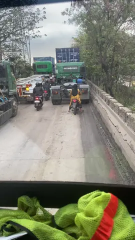 Ampun lah eta ibu ibu malah nutur nutur truck😩😩😩😂😂😂