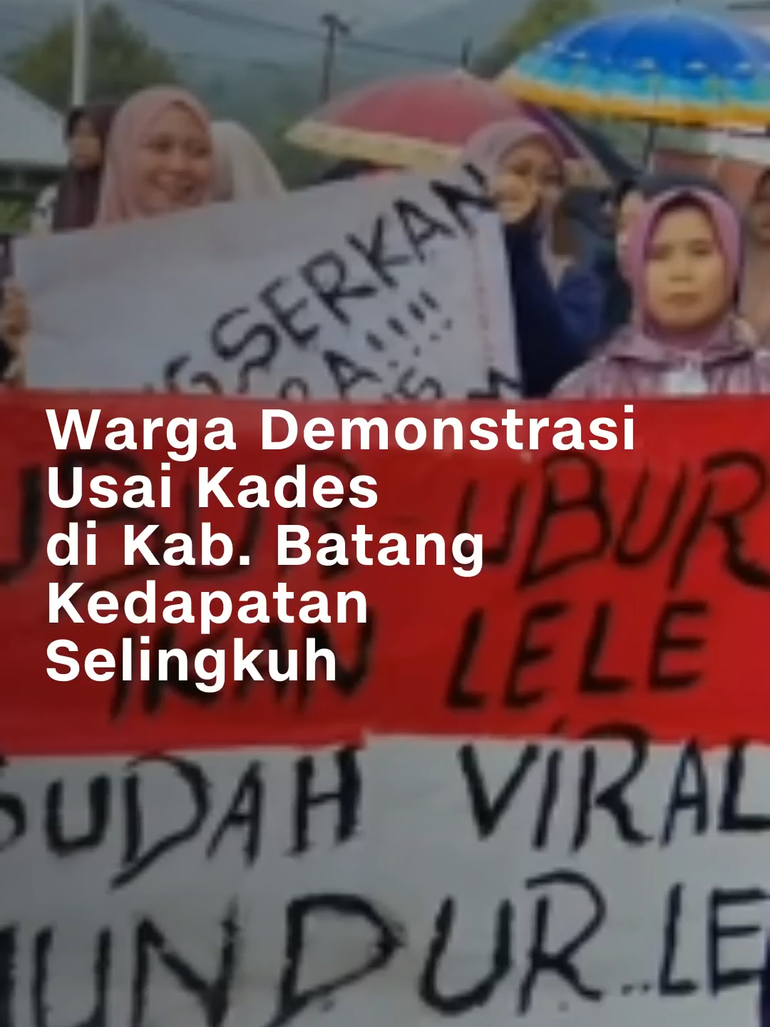 Ratusan warga Desa Kambangan, Kecamatan Blado, Kabupaten Batang, melakukan aksi unjuk rasa menuntut agar kades berinisial S dicopot. Kades S dituntut mundur usai tepergok malam-malam berduaan dengan istri salah satu warga. Unjuk rasa dilakukan di Balai Desa Kambangan, sore ini. Dalam aksi tersebut, warga membawa sejumlah spanduk berisi desakan agar sang kades segera diberhentikan. Meski sempat memanas, aksi berlangsung tertib di bawah pengawasan aparat kepolisian dan perangkat kecamatan. Perwakilan warga, Agus Setiawan, menyebut masyarakat sudah kehilangan kepercayaan terhadap Kades S. #cnnindonesia #cnnindonesiacom #batang #kades #selingkuh