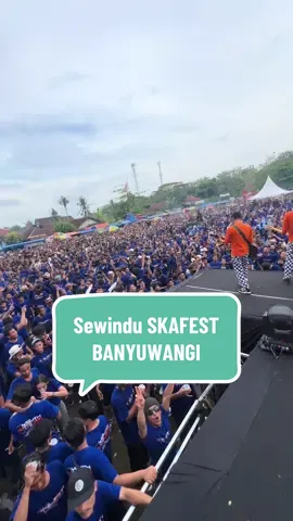 Sewindu SKAFEST BANYUWANGI  “Mawar hitam” duet sama DELLA MONICA 😎🔥 @Tipexofficial  #tipexband #tipex #sewinduskafest #banyuwangi #dellamonica 