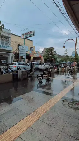 terjebak hujan masih bisa berteduh tapi kalau terjebak nyaman aku bisa apa? . #garut #garutkota #garuthujan #garutvibes #garutaesthetic 