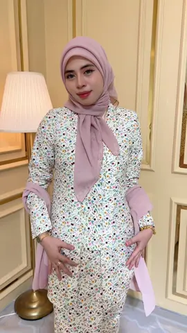 Sumpah lawoo design baru kebaya puteri auto nampak minimalist. Siapa yg tak grab tu jgn nyesal nanti soldout😭 #kebaya #kebayakutubaru #kurungraya 