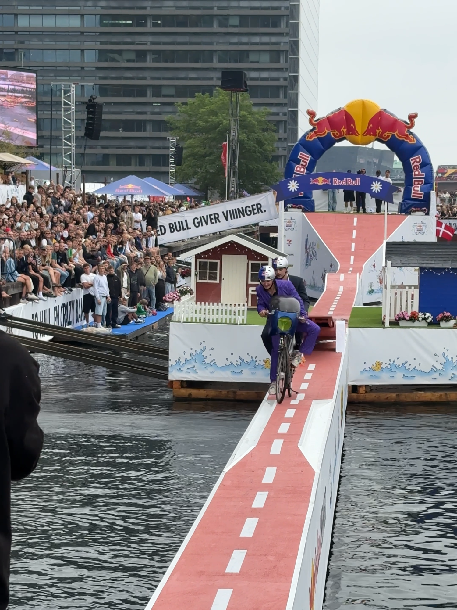 they really scooted off 🫣 #redbull#givesyouwiiings#energydrink#redbullstalenros#redbullsattelfest