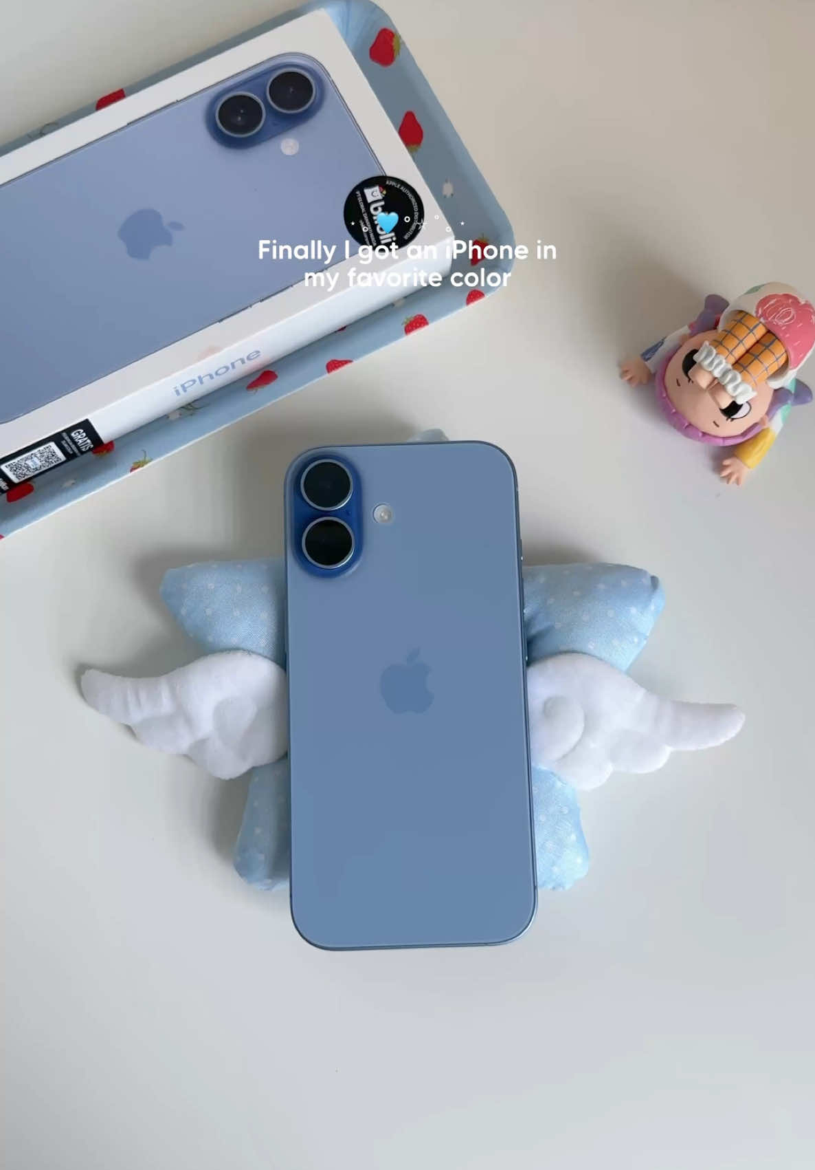 Waktu PO sempat bingung antara sage green atau misty blue. Tapi akhirnya milih misty blue dan gak nyesal karna secantik itu🥹🩵 #iphone17 #iphone #apple #deskdecor #unboxing 