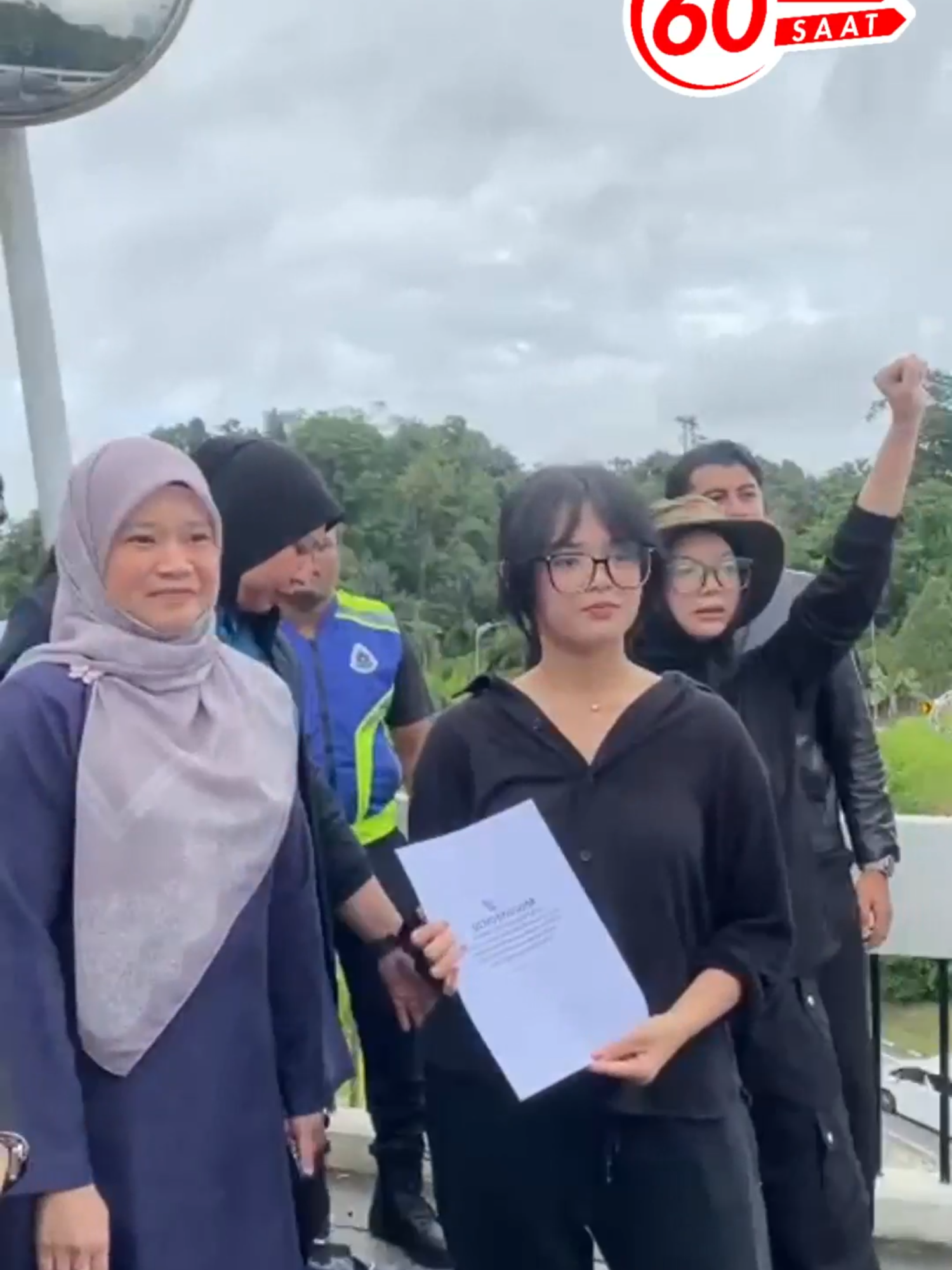 Fadhlina terima sendiri memorandum siswa di luar Parlimen Menteri Pendidikan, Fadhlina Sidek menerima memorandum berkaitan isu keselamatan sekolah yang disertai dengan desakan agar beliau meletakkan jawatan pada Rabu. Memorandum tersebut diserahkan di luar pagar Parlimen kepada Fadhlina yang hadir bersama Timbalannya, Wong Kah Woh serta beberapa pegawai keselamatan dan pegawai kementerian. Kredit: Pia Ernadya/Astro Awani #SinarHarian #60Saat #FadhlinaSidek #Memorandum