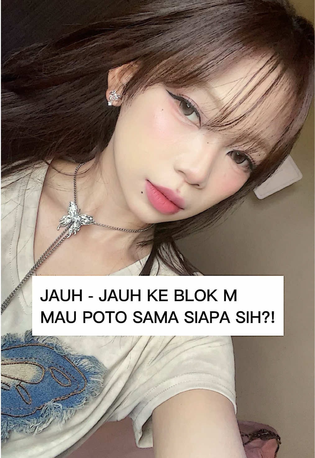 jauh - jauh ke blok M demi poto bareng cewe cantik qiwqiw^^ #makeup #koreanmakeup #karina #aespa #blokm #photoism #trending 