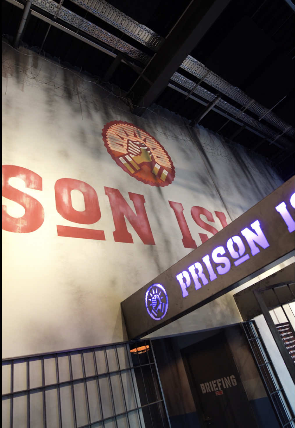 🎯Une prison, des défis.. Découvrez Prison Island à Wittenheim en Alsace,  30 salles, 30 défis à relever en équipe. Stratégie, force et esprit d’équipe seront mis à rude épreuve ! 📍Prison Island  @District 6 Mulhouse Wittenheim  ℹ️ A partir de 8ans ➡️ équipe de 2 à 4 joueurs (idéalement 3)   Jusqu’à 25 équipes en simultanés  💶 1h à partir de 15€/pers 1h30 à partir de 20€/pers Abonnez-vous ! 🎥 #district6 #prisonisland #mulhouse #alsace #activités 