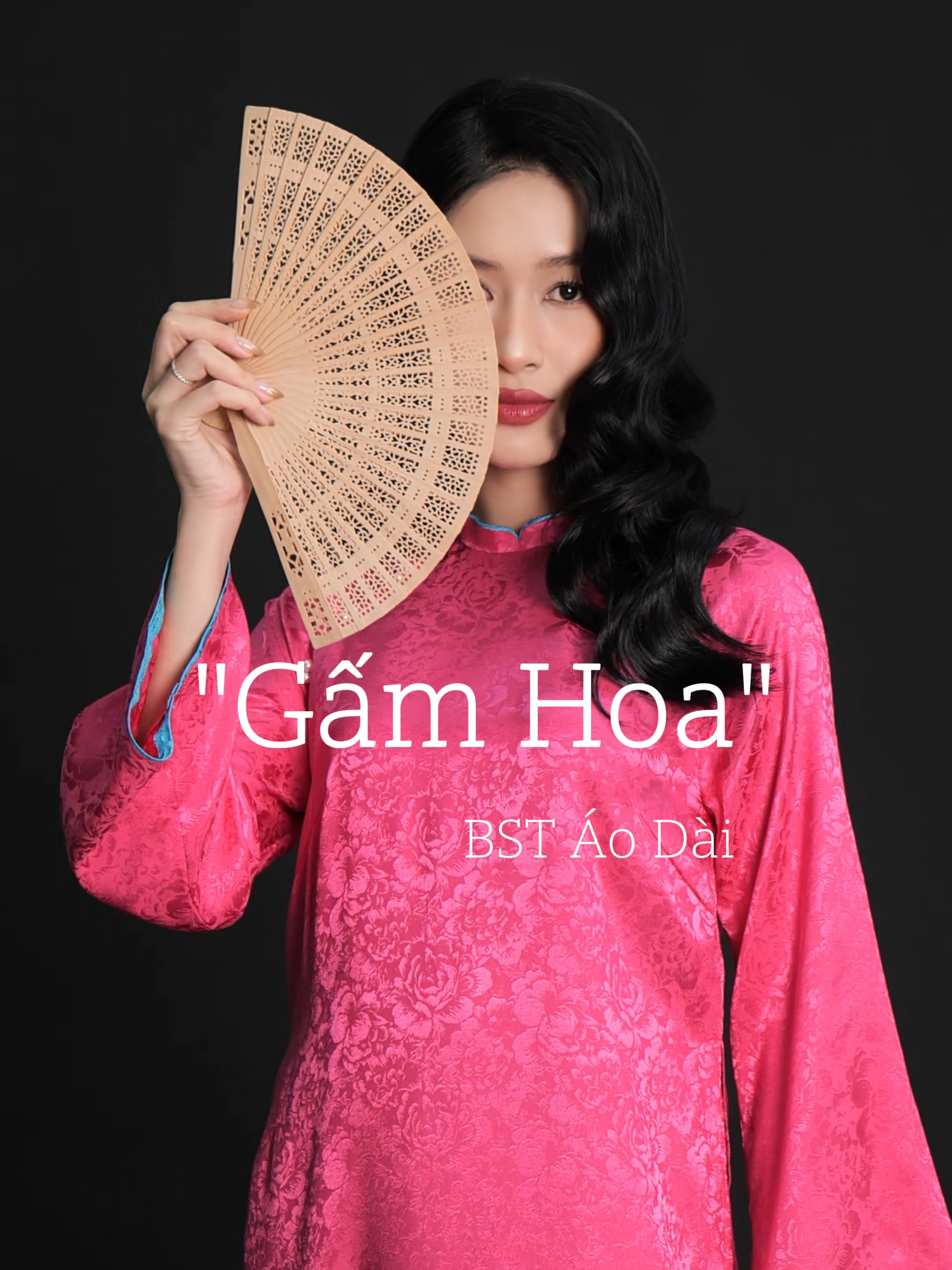“Gấm Hoa” — như bức họa rực rỡ mang hơi thở truyền thống. Mỗi đường nét, mỗi sắc màu đều kể một câu chuyện dịu dàng của người phụ nữ Việt Nam! #aodaivietnam #aodaitruyenthong #aodaigam #swanlake