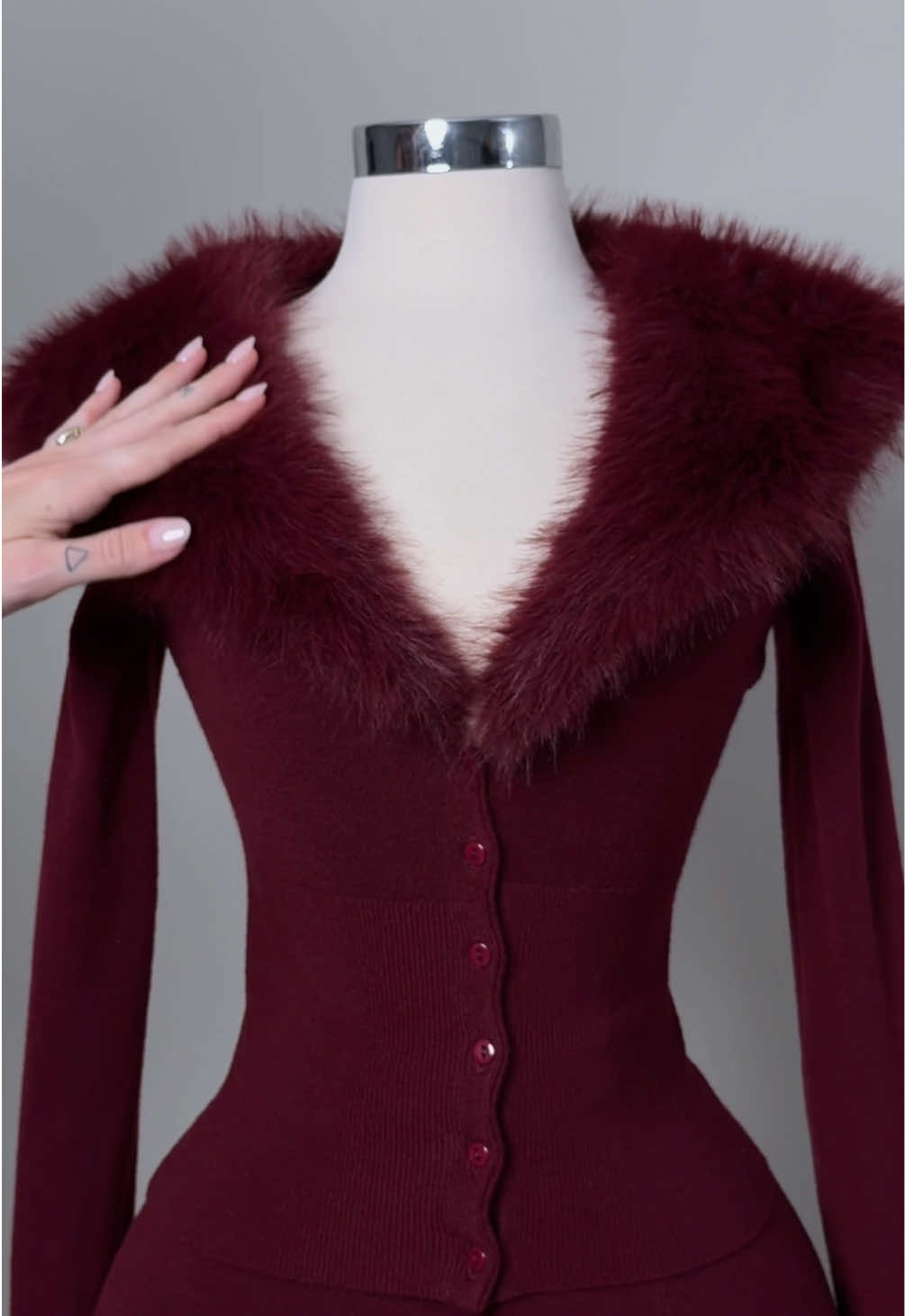 Soft knit perfection 🍷 The Vrai Cardigan features a detachable faux-fur collar — luxe texture, endless styling. Pair with the Tova Mini Skirt in wine for the full look 🍂  #ohpolly #autumnfashion #fyp #knitoutfits 