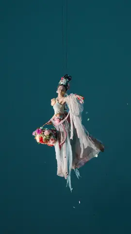 TIÊN NỮ RẢI HOA TRIỆU VIEW TẠI HÀ NAM (TRUNG QUỐC) 💐 Nàng tiên nữ đẹp mê hồn này làm việc tại Lạc Ấp - cổ trấn nổi tiếng tại Lạc Dương, Hà Nam. Ở Lạc Ấp hay diễn ra những hoạt động văn hoá như vid, bạn nào yêu thích hay muốn khám phá lịch sử, truyền thống Trung Hoa có thể ghé chơi một lần nhé! #tiennuraihoa  #xuhuong