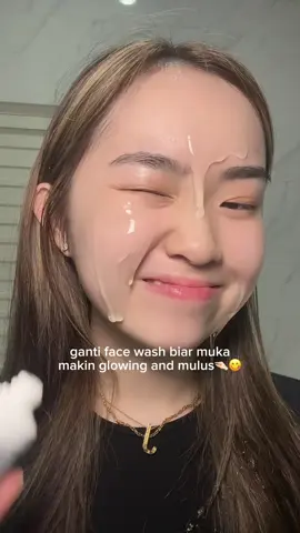 semenjak pakee face wash low ph 5.5 nya g2g kulit aku jd makinn hydrated, glowing, and lembutt🫰🏻🩵  #facialwashlowph #glad2glowfacialwash #cleanserlowph 