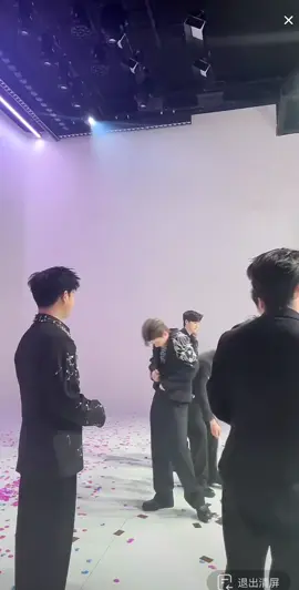 ถูถู่เทอควรยืนบังกล้องให้เพื่อนสิ ไม่ใช่เรียกเพื่อนให้ดูว่าตรงนี้มีกล้อง แต่ล่ะคน😅😅😅