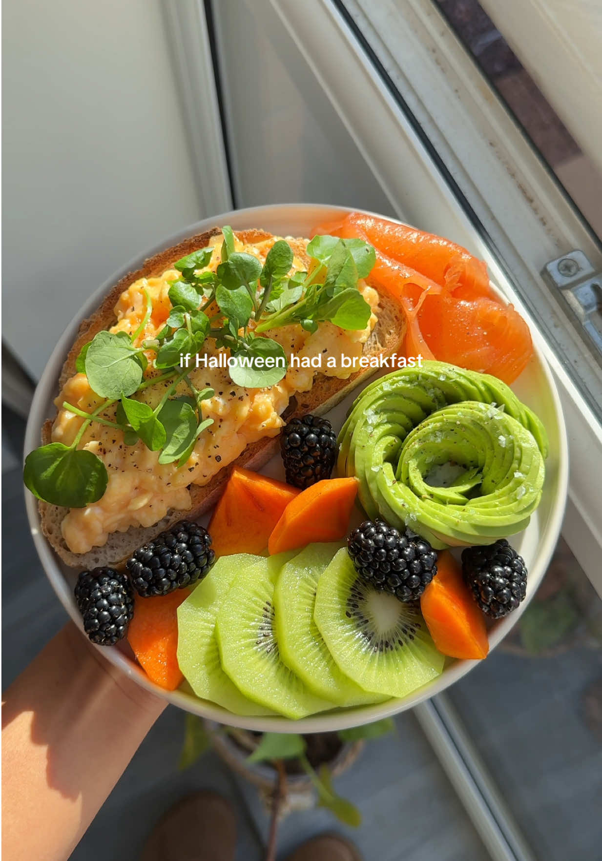 a pretty one 🧡✨ _ on the plate: sourdough bread, scrambled eggs, pea shoots, smoked salmon, avocarose, kiwi, blackberries & sharon fruit 